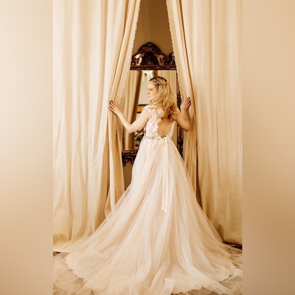 GALINA SIGNATURE
illusion plunge lace appliqued wedding dress​​​ - Picture 6 of 8